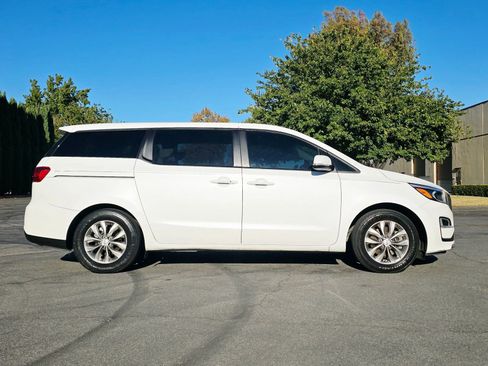 Used 2020 Kia Sedona LX FWD image 4
