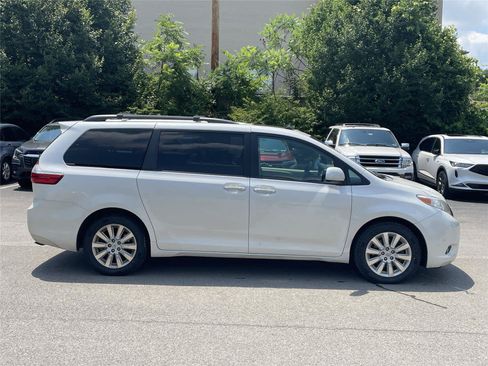 Used 2015 Toyota Sienna XLE w/ XLE Navigation Package AWD/4WD image 3