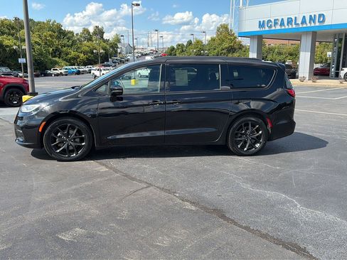 Used 2025 Chrysler Pacifica Limited FWD image 2