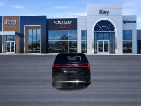 Used 2024 Chrysler Pacifica Limited FWD image 4