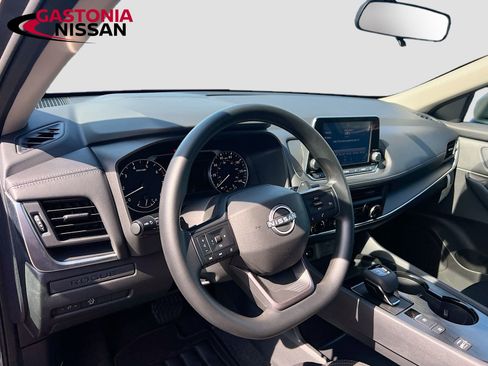 Used 2025 Nissan Rogue S FWD image 11