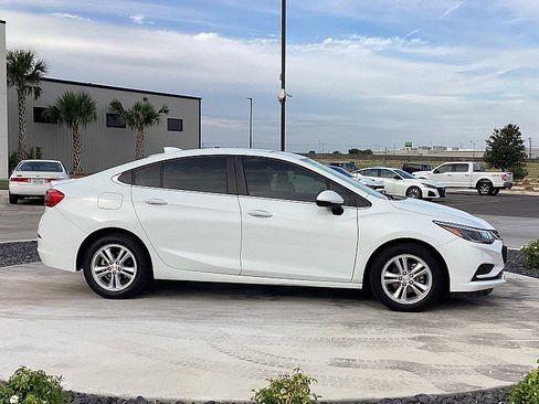 Used 2017 Chevrolet Cruze LT w/ Convenience Package image 4