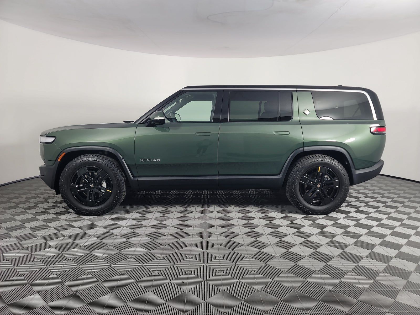 Used 2023 Rivian R1S Adventure Dual AWD/4WD image 2