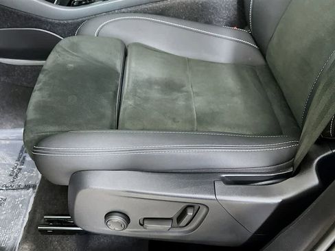 Used 2023 Volvo XC40 B5 Plus image 27