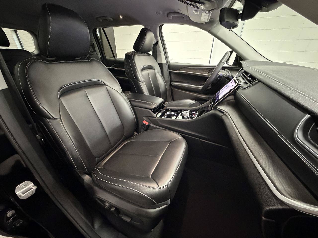 Used 2023 Jeep Grand Cherokee L Limited AWD/4WD image 21