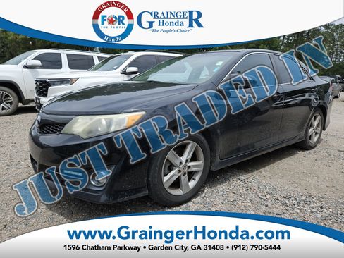Used 2014 Toyota Camry SE FWD image 1