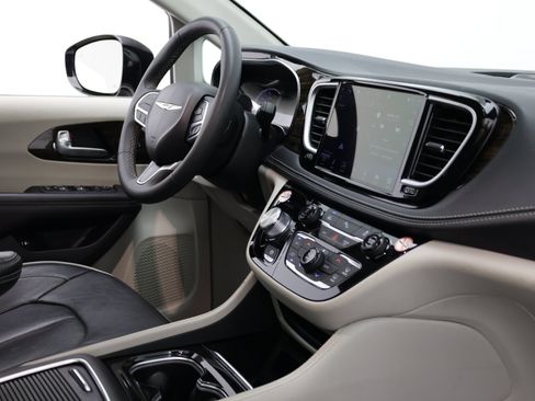 Used 2023 Chrysler Pacifica Limited FWD image 40