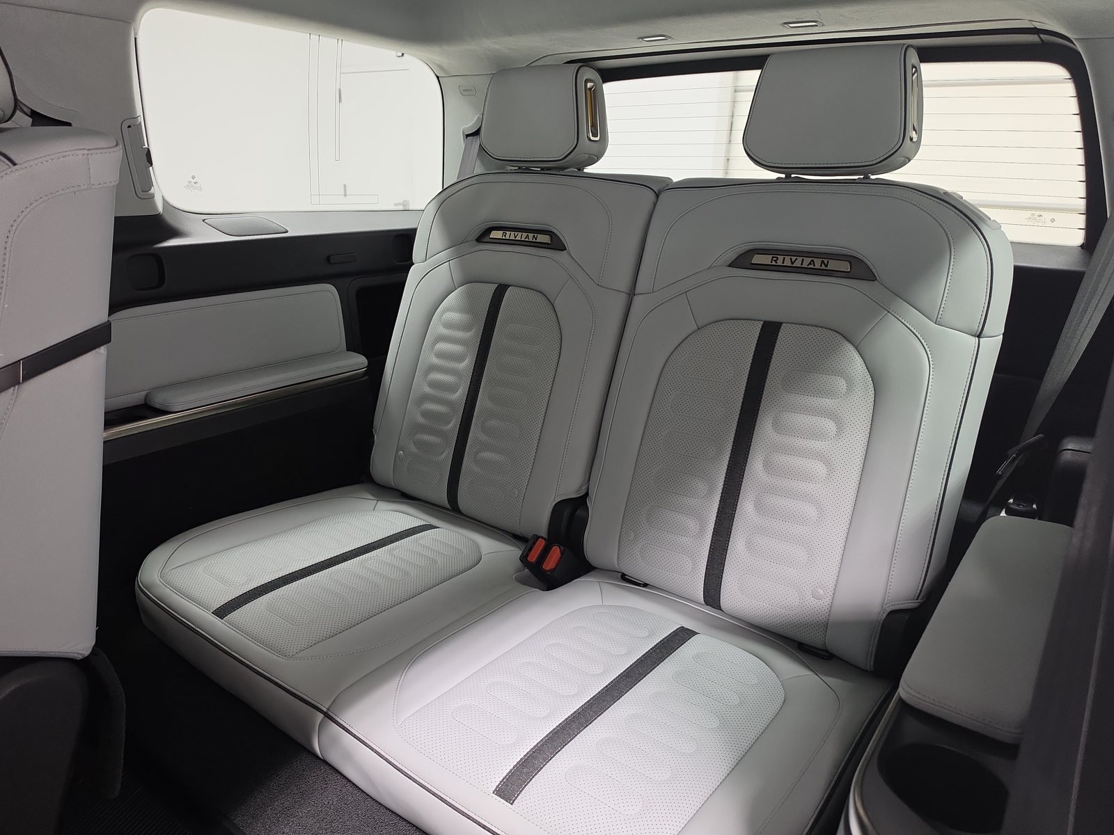 Used 2025 Rivian R1S Adventure Dual AWD/4WD image 25
