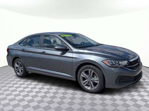 Used 2024 Volkswagen Jetta SE image 2