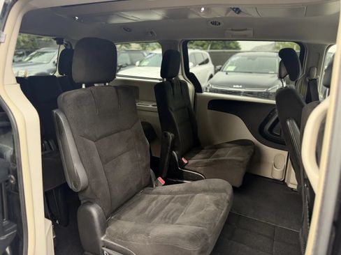 Used 2015 Chrysler Town & Country Touring FWD image 18