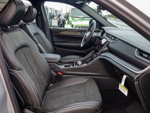 New 2025 Jeep Grand Cherokee L Altitude image 18