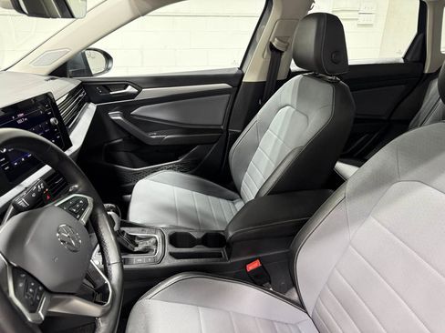 Used 2025 Volkswagen Jetta SE w/ Sunroof Package image 14