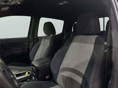 Used 2020 Toyota Tacoma TRD Off-Road w/ Technology Package AWD/4WD image 16