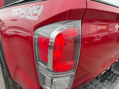 Used 2022 Toyota Tacoma TRD Off-Road w/ Technology Package AWD/4WD image 31