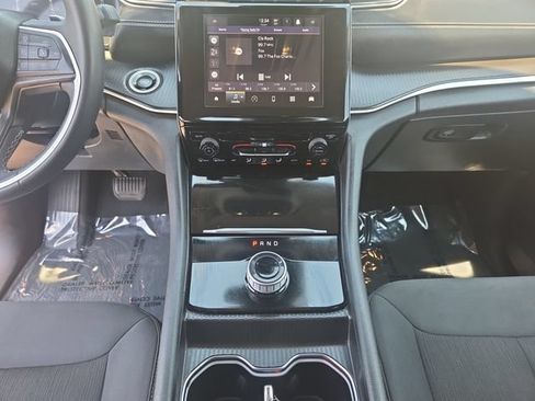 Used 2024 Jeep Grand Cherokee Laredo RWD image 11