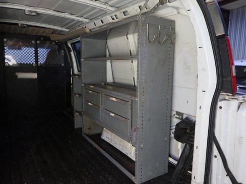 Used 2009 Chevrolet Express 2500 image 17