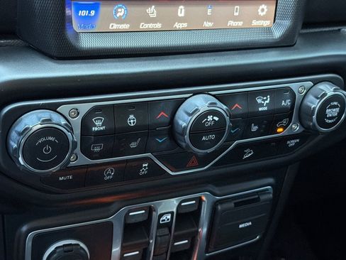 Used 2021 Jeep Wrangler Unlimited Sahara AWD/4WD image 23