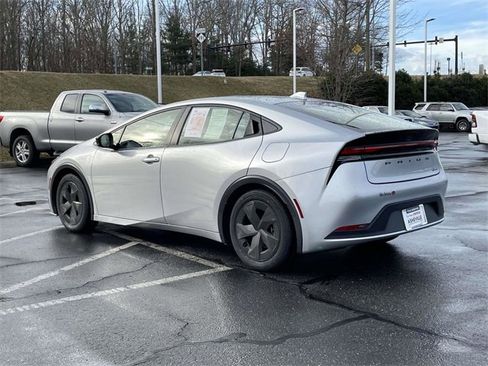 Used 2024 Toyota Prius LE image 3