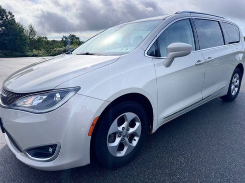 Used 2017 Chrysler Pacifica Touring-L Plus FWD image 3