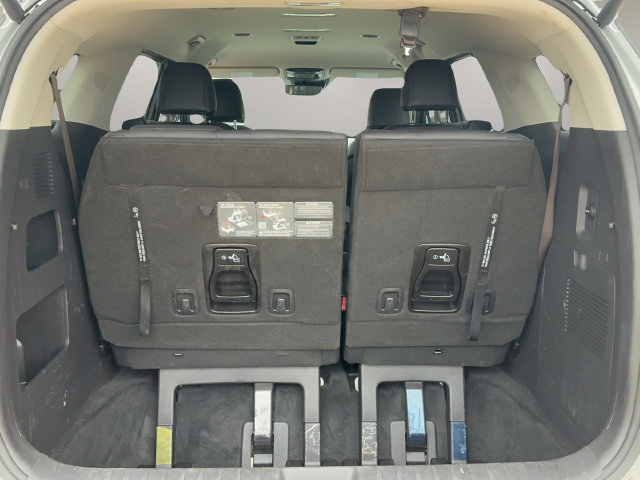 Used 2024 Kia Carnival EX FWD image 18