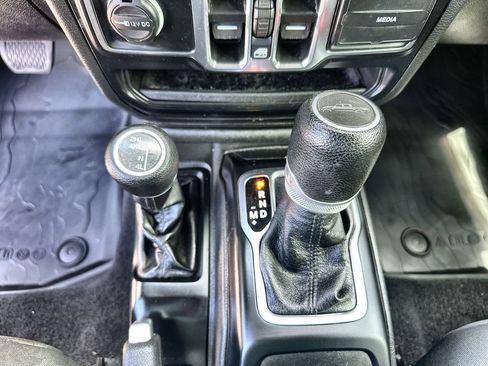 Used 2022 Jeep Gladiator Sport AWD/4WD image 15