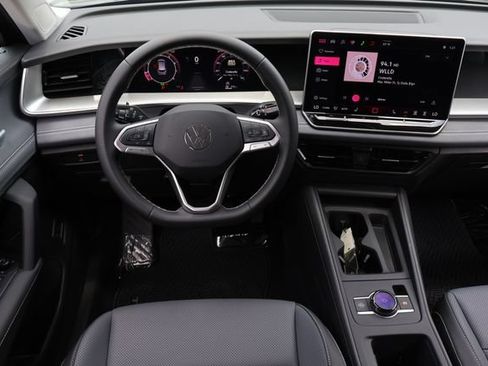 Certified 2025 Volkswagen Tiguan SE FWD image 15