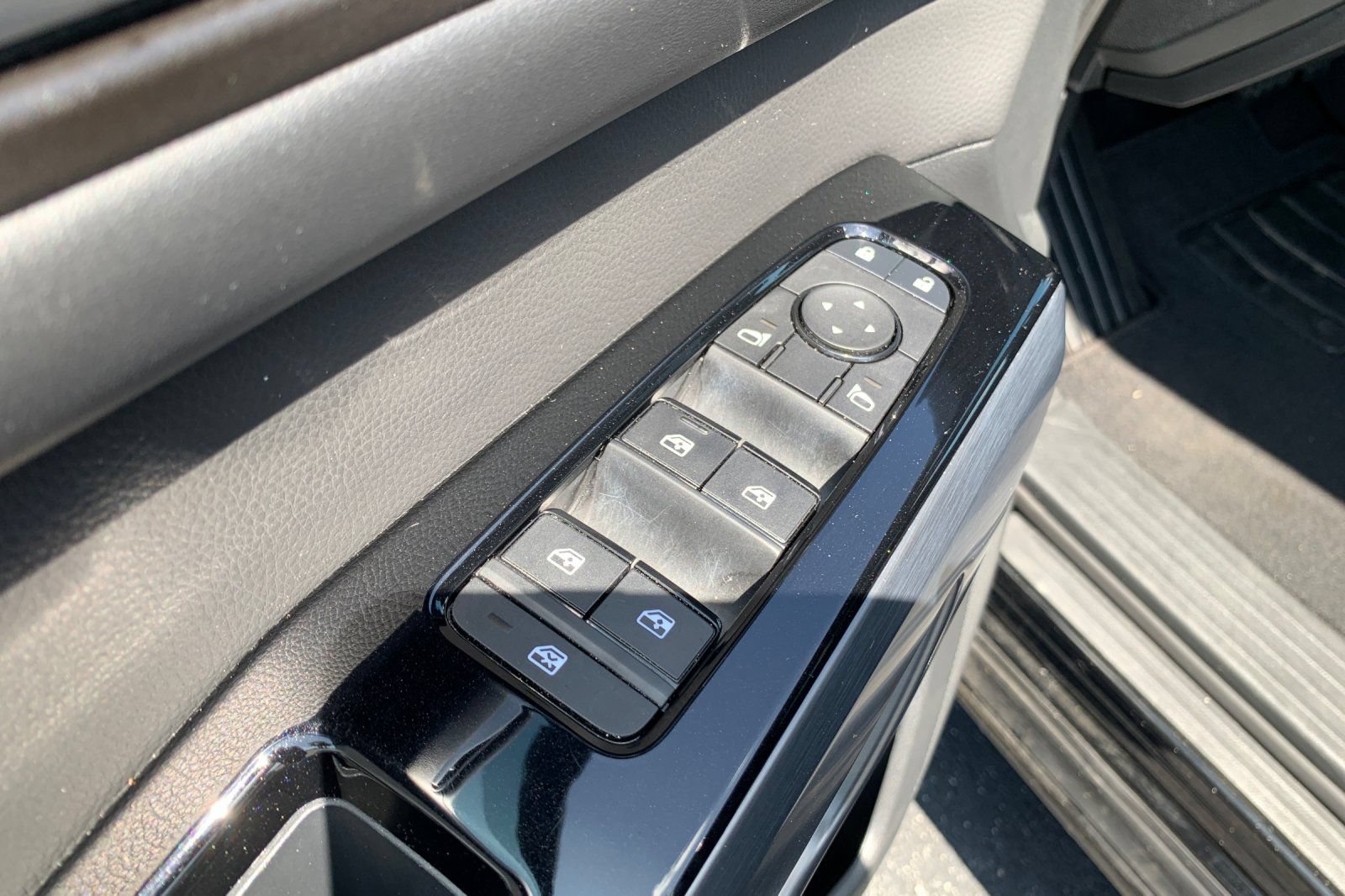 Used 2025 Nissan Pathfinder SL AWD/4WD image 14