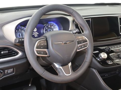 Used 2024 Chrysler Pacifica Pinnacle image 6
