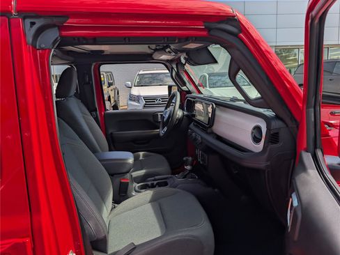 Used 2025 Jeep Wrangler Unlimited Sahara AWD/4WD image 10