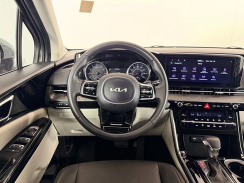 Used 2024 Kia Carnival EX image 16