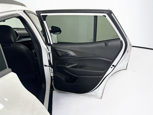 Used 2025 Chevrolet Trax LT FWD image 30