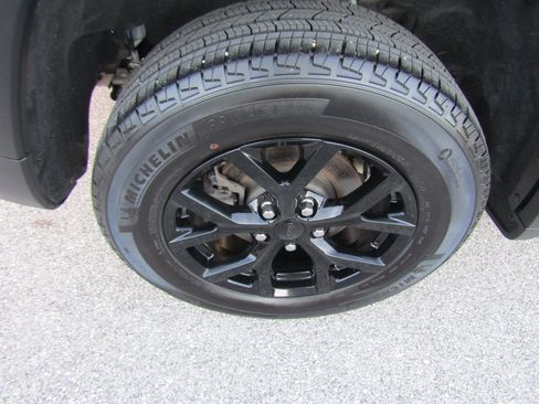 Used 2024 Jeep Grand Cherokee Altitude AWD/4WD image 11
