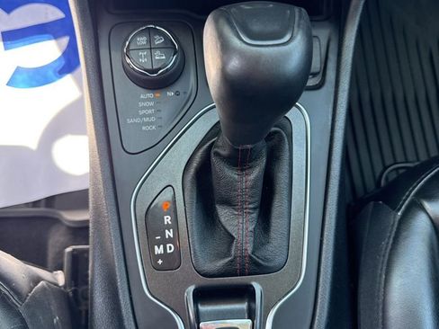Used 2020 Jeep Cherokee Trailhawk w/ Cold Weather Group AWD/4WD image 16