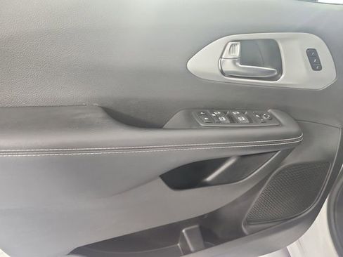 Used 2025 Chrysler Pacifica Limited FWD image 20