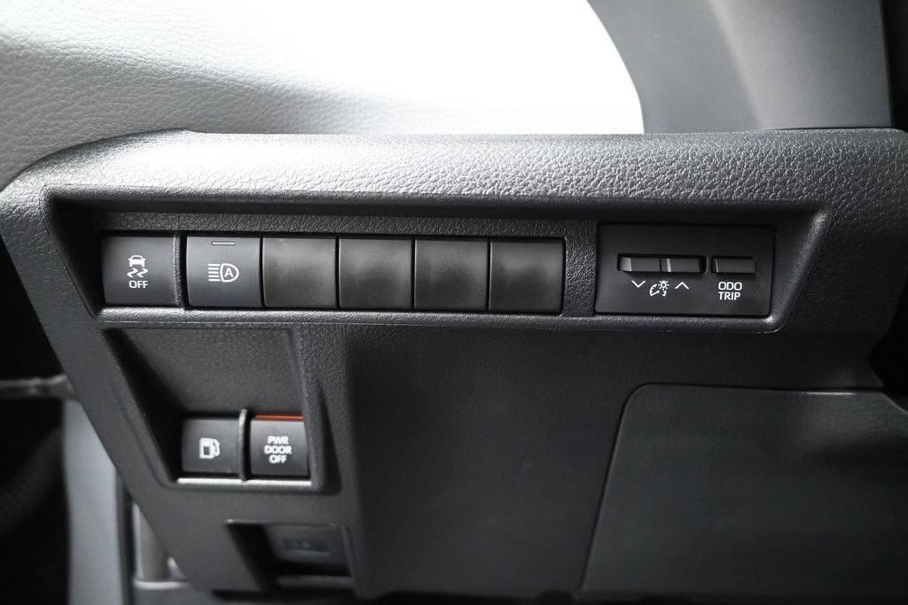 Used 2026 Toyota Sienna XLE FWD image 15