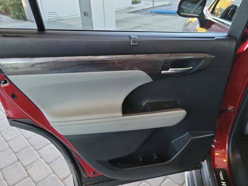 Used 2023 Toyota Highlander Limited image 28