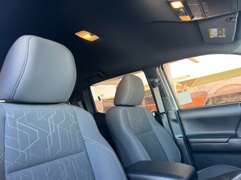 Used 2018 Toyota Tacoma TRD Sport w/ Technology Package RWD image 15
