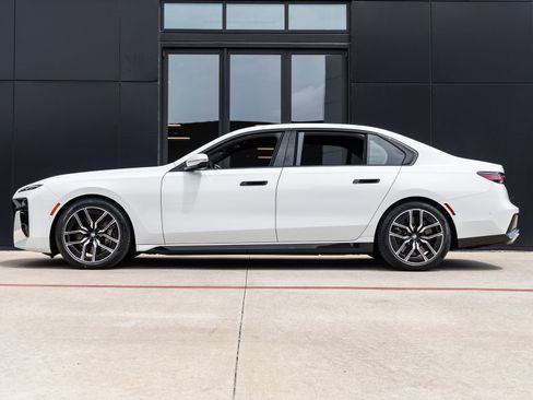 Used 2026 BMW 760i xDrive AWD/4WD image 9