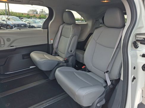 Used 2021 Toyota Sienna XLE AWD/4WD image 11