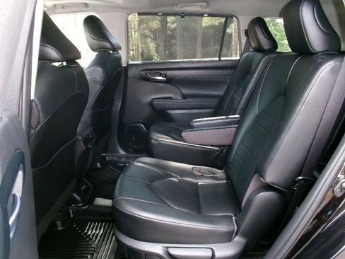 Used 2021 Toyota Highlander XLE AWD/4WD image 11