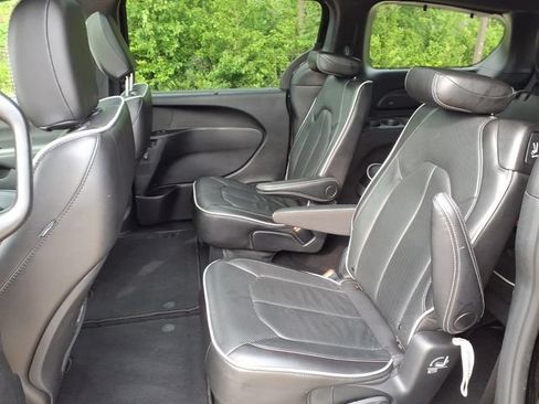 Used 2025 Chrysler Pacifica Limited FWD image 16
