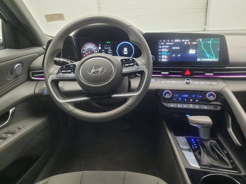 Used 2025 Hyundai Elantra SEL FWD image 22