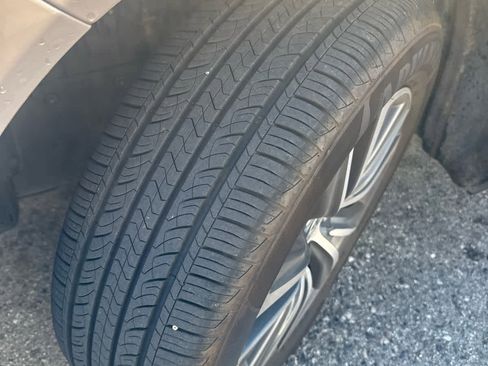 Used 2023 Toyota Venza LE image 2