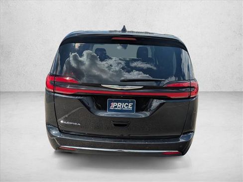 Used 2023 Chrysler Pacifica Touring-L FWD image 6