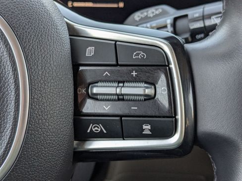 Used 2025 Kia Carnival FWD image 21