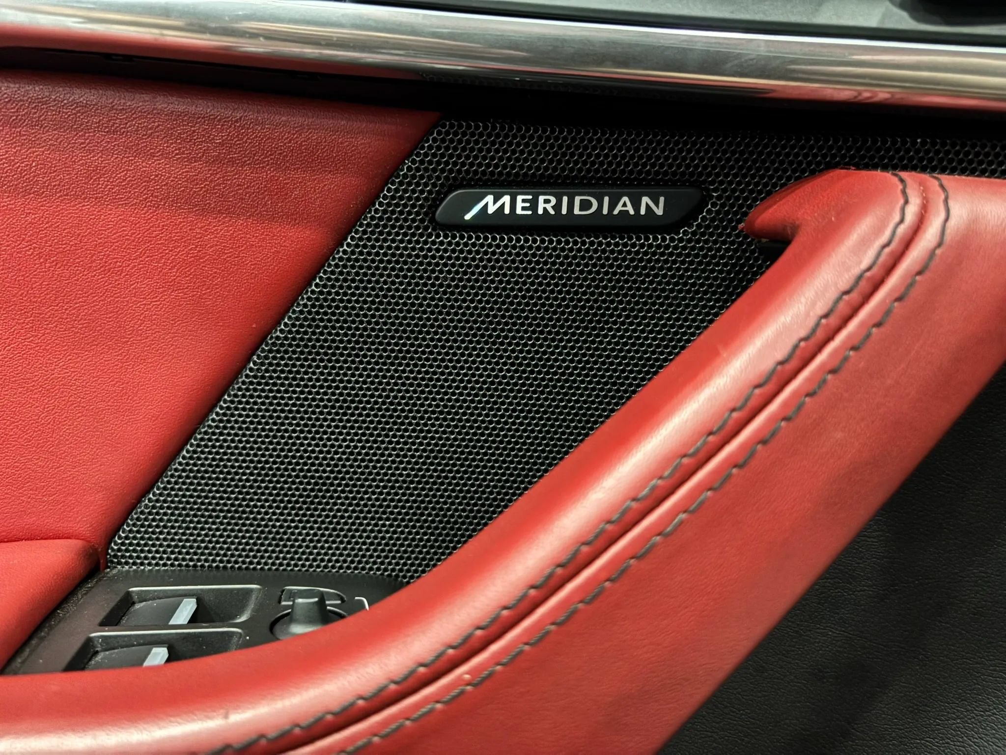 Used 2020 Jaguar F-TYPE Convertible RWD image 23