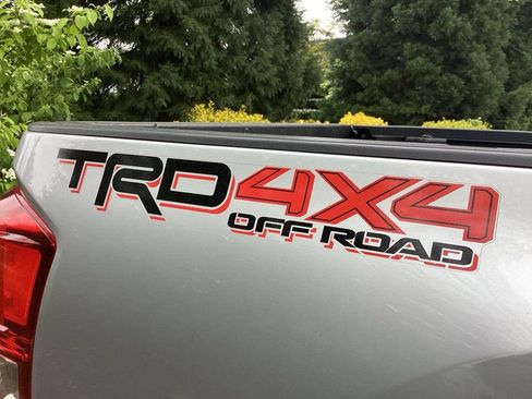 Used 2016 Toyota Tacoma TRD Off-Road w/ Premium & Technology Package AWD/4WD image 11