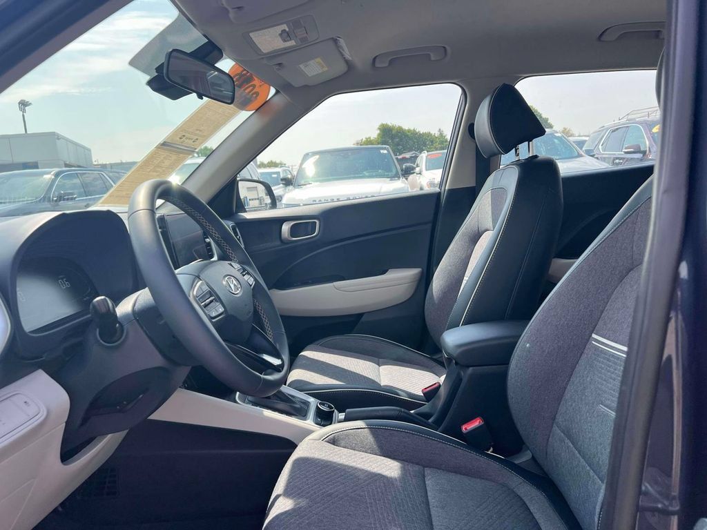 Used 2023 Hyundai Venue Limited FWD image 16