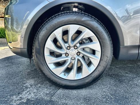 Used 2025 Land Rover Discovery S image 10