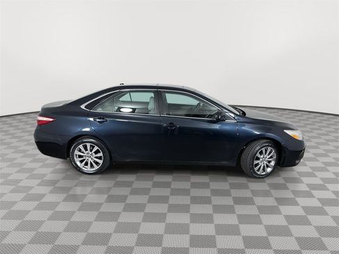Used 2015 Toyota Camry XLE w/ Moonroof Package FWD image 12